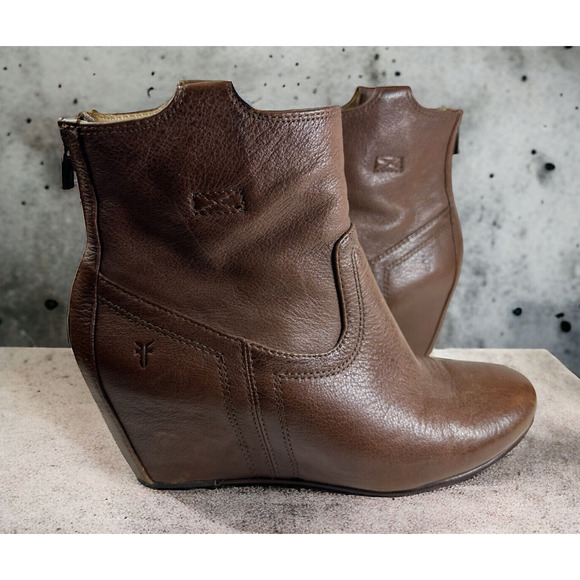 Frye Carson Leather Hidden Wedge Ankle Boots Cognac Brown Booties Size 8.5 M